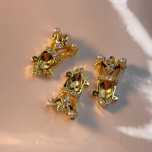 Load image into Gallery viewer, Pearl Throne Charm